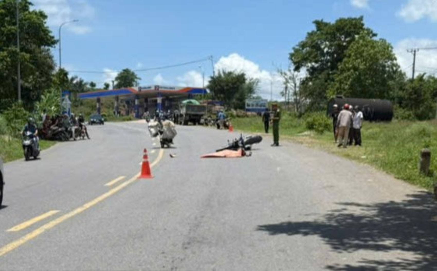 La escena de un accidente de trafico mato a una persona. Foto: Han Nguyen