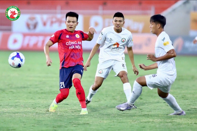 Cong an Ha Noi dan truoc Binh Dinh 2-1 sau hiep 1. Anh: BDFC