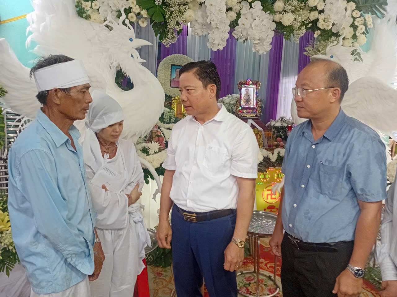 Pho Chu tich UBND tinh Long An - ong Pham Tan Hoa (ao trang) tham hoi, chia buon cung gia dinh nan nhan. Anh: Ky Quan