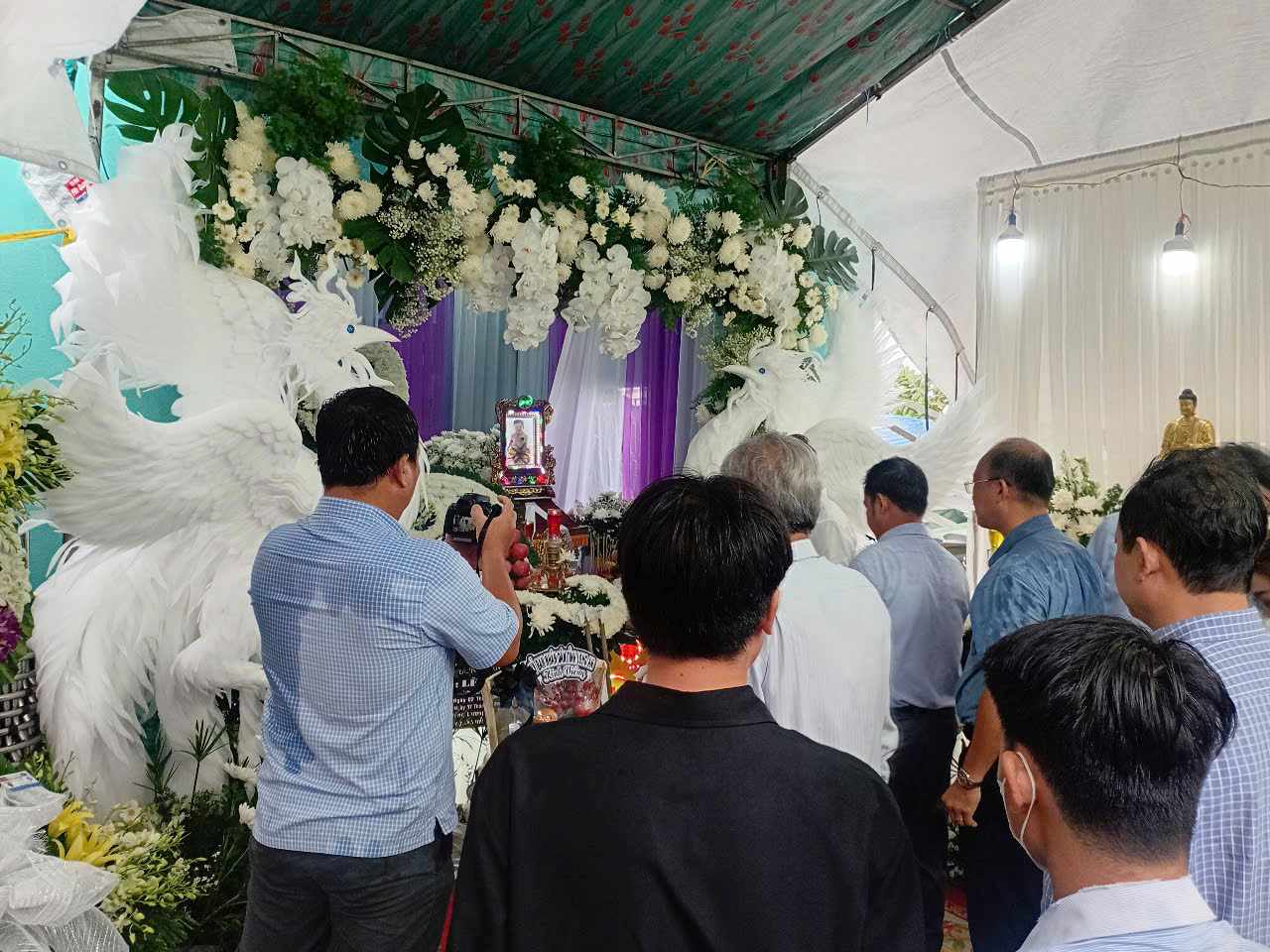 Many people came to pay their respects and express condolences to the victim's family. Photo: Ky Quan