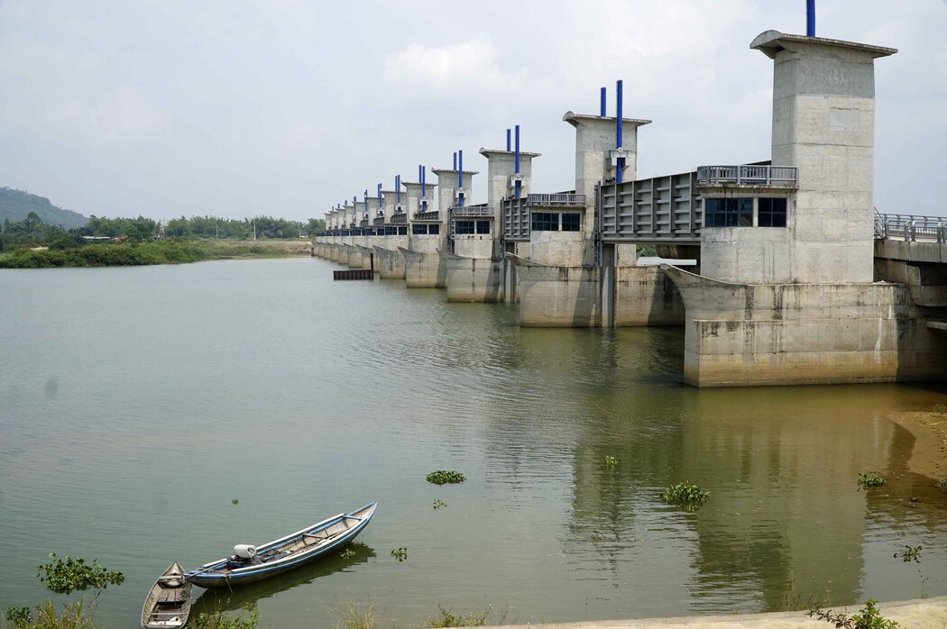 Đập dâng hạ lưu sông Trà Khúc ở Quảng Ngãi có tổng vốn đầu tư rất lớn, tuy nhiên sau gần 6 năm thi công vẫn chưa biết khi nào mới phát huy công năng. Ảnh: Viên Nguyễn