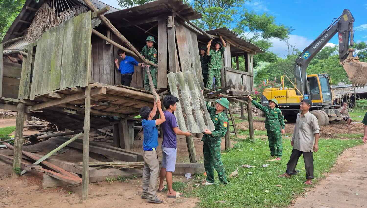 꽝빈 국경 수비대 국경 빈곤 가구를 위해 새 집 256채 착공.