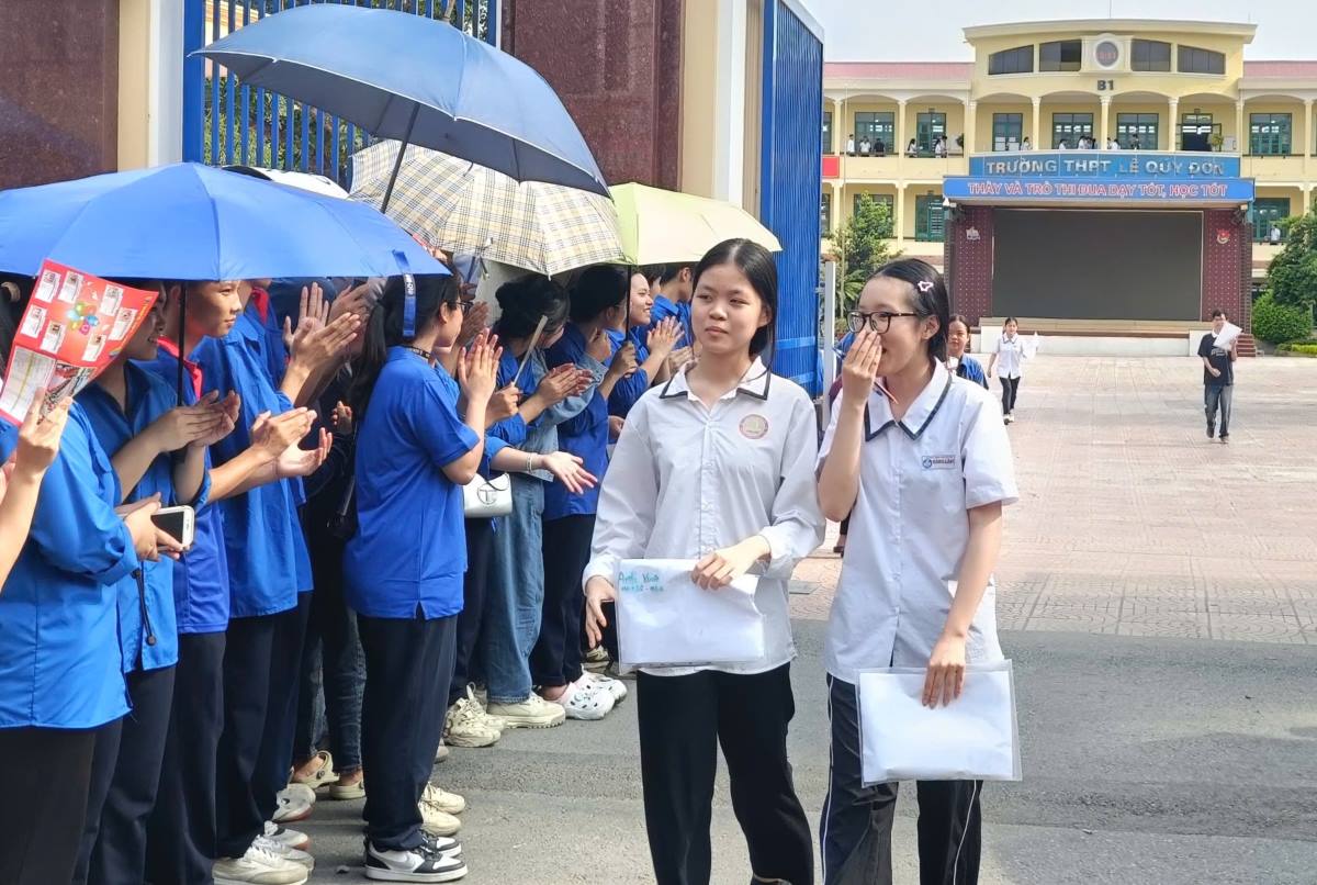 Candidates complete the Foreign Fisheries exam at the entrance exam of Le Quy Don High School, Hai Phong. Photo: Mai Dung