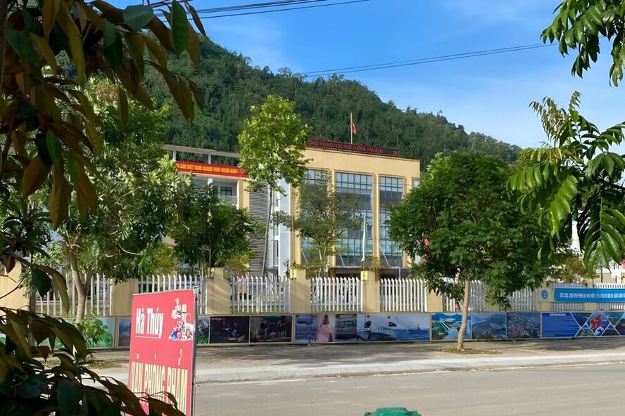 Gia dinh Anh Ha ban tap hoa, giay the thao, van phong pham doi dien truong THPT Tan Son. Anh: NDCC.