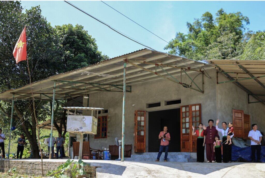 Since launching the Program to join hands to eliminate temporary and dilapidated houses, more than 125,000 houses have been supported nationwide for poor and near-poor households; more than 26,300 houses for meritorious households and more than 51,400 houses from national target programs. Photo: Nhat Bac