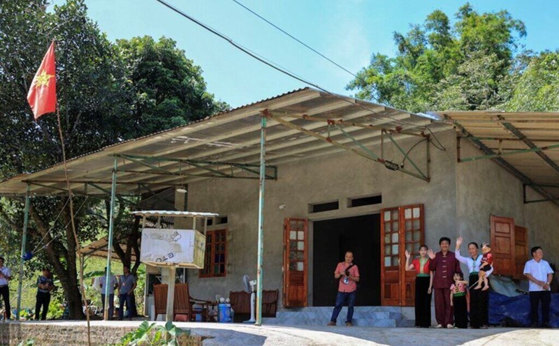 Since launching the Program to join hands to eliminate temporary and dilapidated houses, more than 125,000 houses have been supported nationwide for poor and near-poor households; more than 26,300 houses for meritorious households and more than 51,400 houses from national target programs. Photo: Nhat Bac