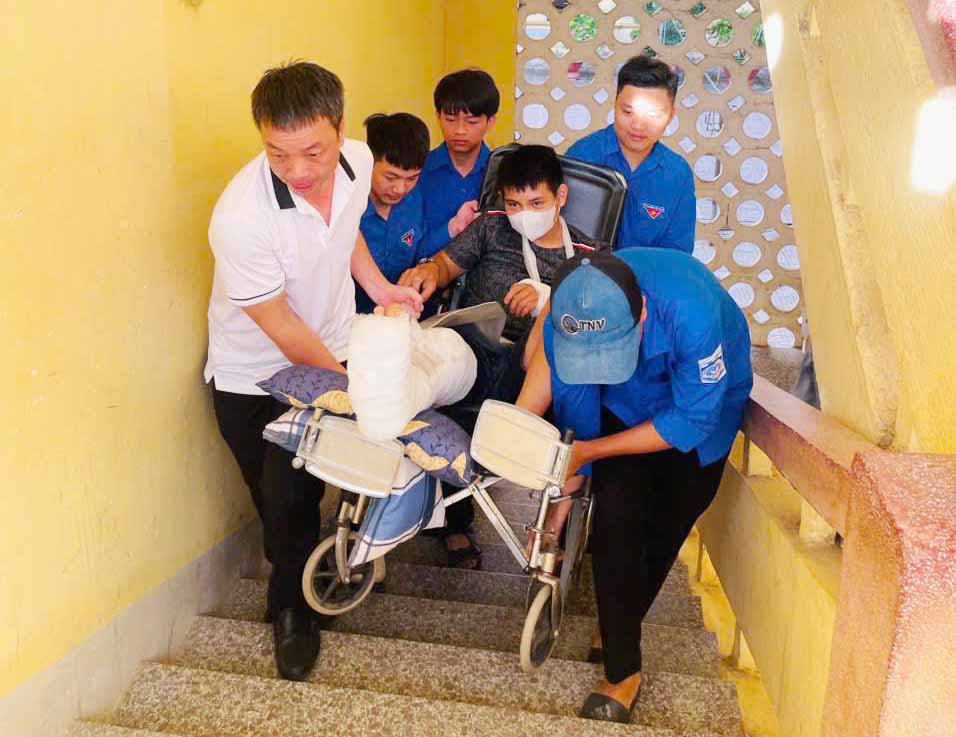 The volunteers helped take Duy to the exam room on the 2nd floor of Huong Khe High School for the 10th grade entrance exam. Photo: Doan Tuan.