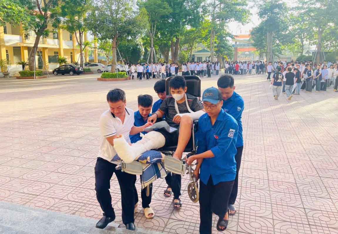 Cac tinh nguyen vien don em Duy tu cong truong dua len phong thi. Anh: Doan Tuan.