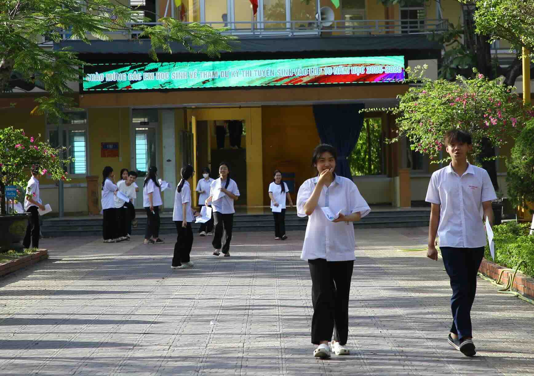 Thí sinh rời phòng thi sau môn thi Ngữ văn chiều 3.6. Ảnh: Công Sáng