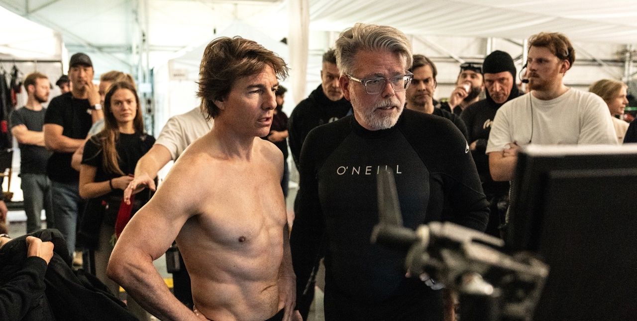 Tom Cruise and the director in the film. Photo: CGV.