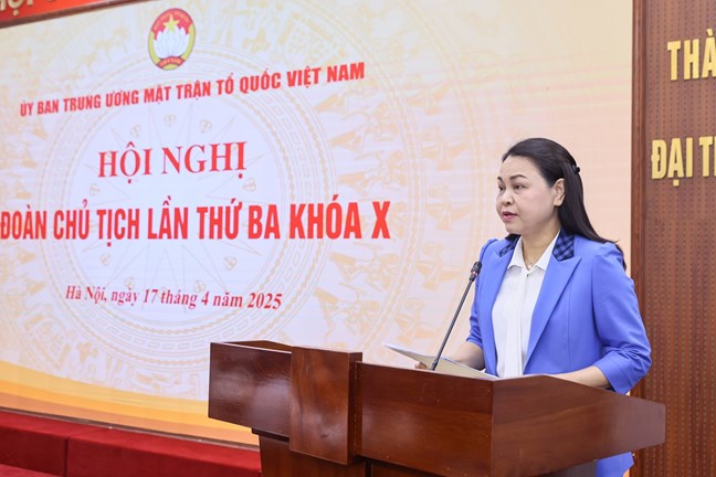 Sra. Nguyen Thi Thu Ha, miembro del Comite Central del Partido, Secretario Adjunto de Partido del Partido del Frente Patrichland, organizaciones de masas centrales, Vicepresidente del Secretario General del Comite Central del Frente de la Paterna de Vietnam en nombre del Comite Permanente del Comite del Frente de la Paterna de Vietnam, firmo la guia No. 18-HD/MTTW-BTT. Foto: Quang Vinh