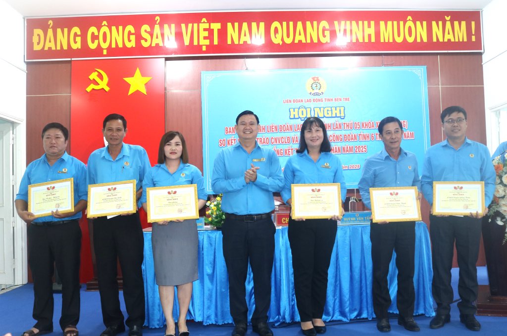 Trao bằng khen cho các tập thể. Ảnh: Bảo Phương