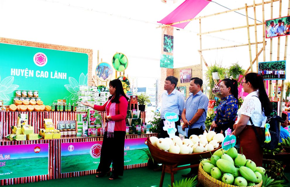 Gian hang trung bay dac san xoai cua huyen Cao Lanh tai su kien thuong mai. Anh: Lam Dien