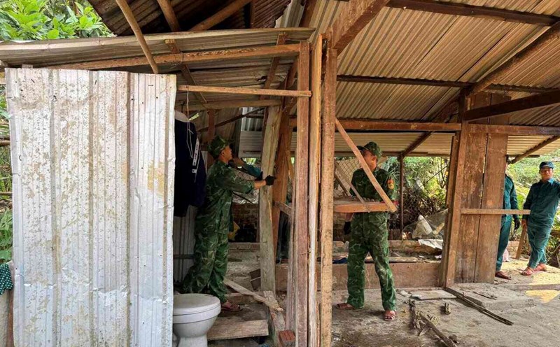 The Army has contributed over 600 billion VND and mobilized more than 21,000 officers and soldiers with more than 76,500 working days to support the demolition of temporary and dilapidated houses. Photo: Minh Trang