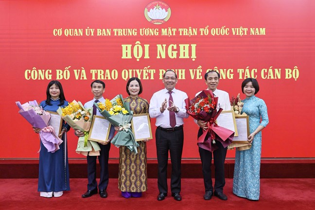 El vicepresidente del Comite Central de Vietnam, Front Hoang, Cong Thuy, otorgo la decision de retirar a los funcionarios antes de la edad bajo el Decreto No. 178 del Gobierno. Foto: Quang Vinh