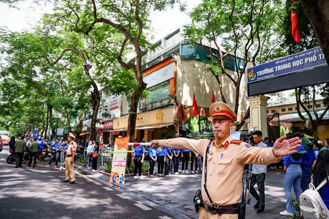 Công an Hà Nội khuyến cáo phụ huynh đưa đón con thi lớp 10, tốt nghiệp THPT 2025