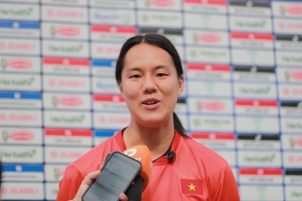 Overseas Vietnamese player Nguyen Hoang Nam Mi answered an interview during the training session of the Vietnam women's team. Photo: VFF