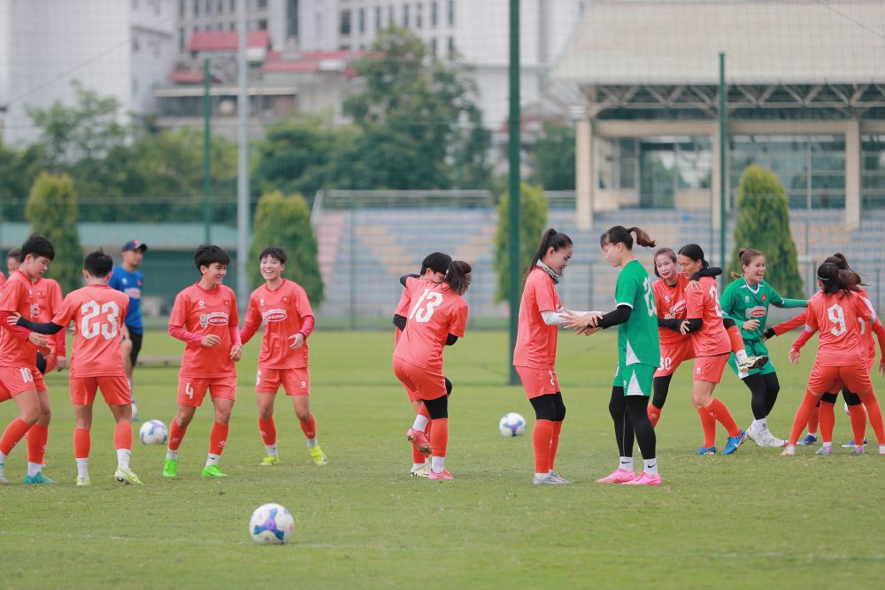 Tuyen nu Viet Nam no luc thich nghi thoi tiet nang nong o Ha Noi. Anh: VFF