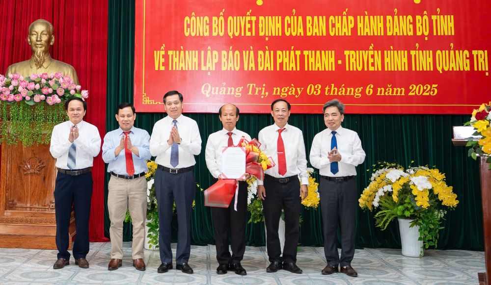 Despues de consolidarse, el Sr. Vo Nguyen Thuy (sosteniendo flores) ocupo el cargo de editor, en el escenario del periodico y la radio y la television de la provincia de Quang Tri. Foto: Quang Tri