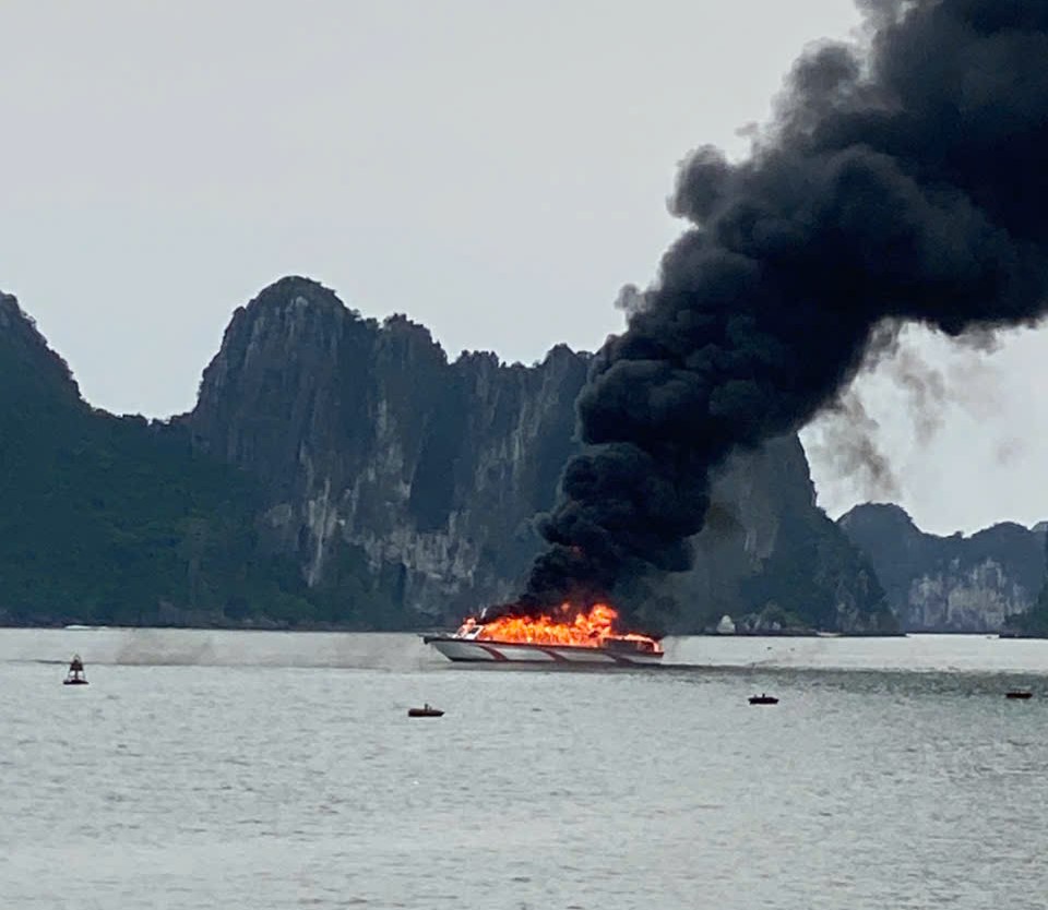A high-speed train carrying tourists caught fire in Van Don. Photo provided by the people