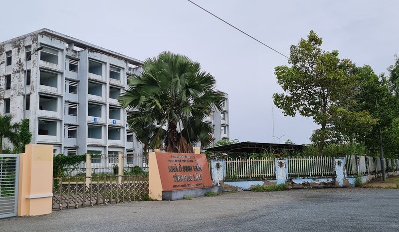 El dormitorio del estudiante de BAC en Lieur abandonado durante muchos años sera la vivienda social. Foto: Nhat Ho