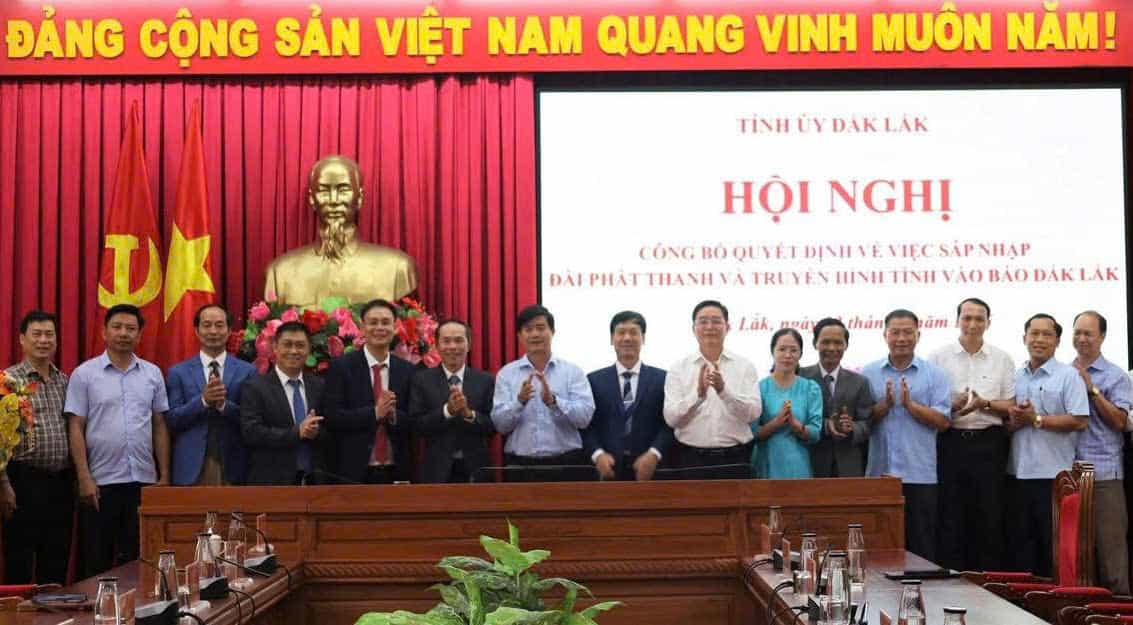 Despues de la fusion, el periodico Dak Lak consta de 1 editor -in -ciant y 5 editores adjuntos, actividades de tipo multiple con 4 plataformas: periodico impreso, periodicos electronicos, radio y television. Foto: Bao Lam