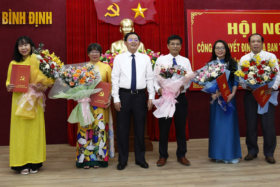 Binh Dinh Provincial Party Secretary Ho Quoc Dung presented the decision to merge the newspaper and electronic information page, becoming Binh Dinh Newspaper. Photo: Hong Anh