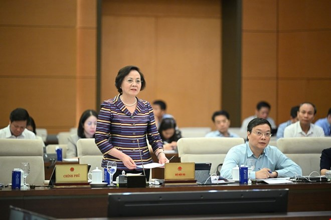 Minister of Home Affairs Pham Thi Thanh Tra reported on the acceptance, explanation, and revision of the draft Law on Cadres and Civil Servants (amended). Photo: Pham Thang