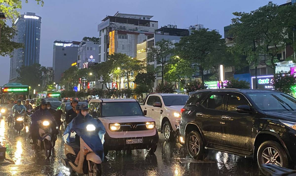 Tai duong Tran Duy Hung (Cau Giay, Ha Noi) tinh trang mua lon khien duong un tac cuc bo, nguoi dan di chuyen cham. Anh: Linh Trang