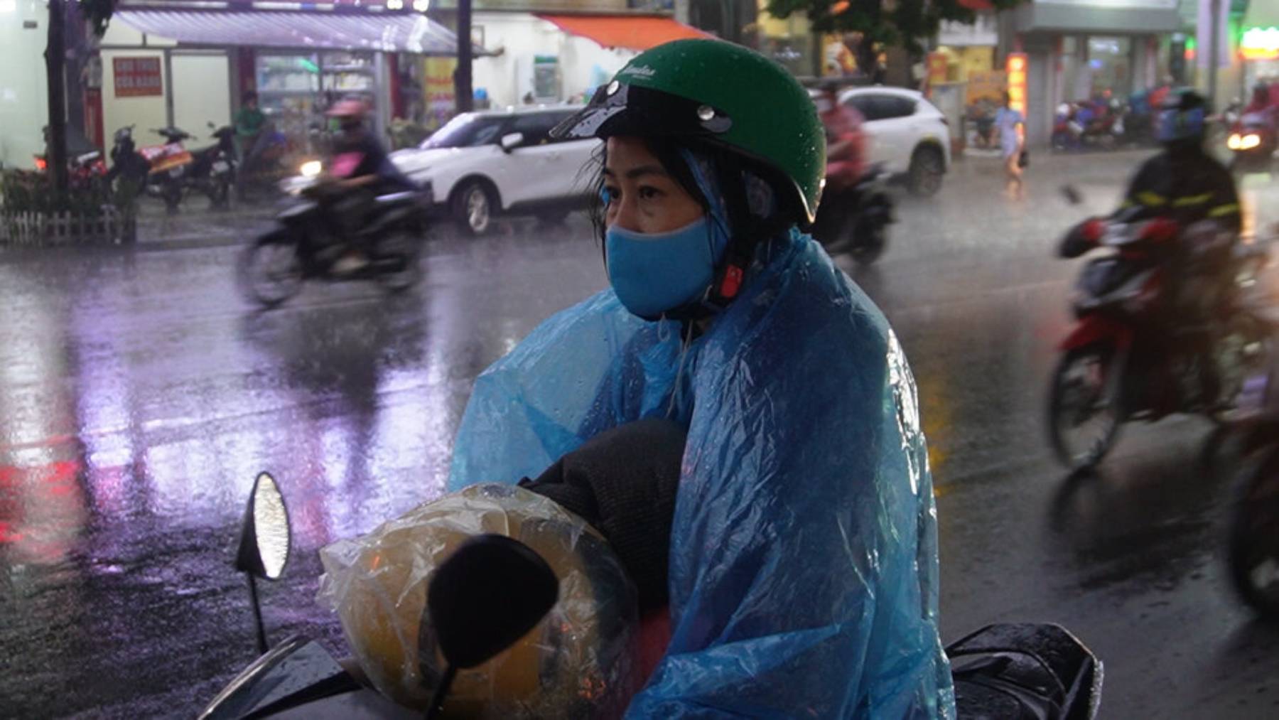 Ba Nguyen Thi Mai (Dong Da, Ha Noi) cho biet, ba dang tren duong ve nha troi bat chot mua lon. “Nam nay thang 5 thang 6 mua nhieu hon moi nam. Tu dau mua den nay moi chi co vai ngay nang nong, con da don nhieu dot mua lon. Moi nam phai vao cuoi thang 6 den thang 8 mua moi nhieu nhu vay“, ba Mai chia se.