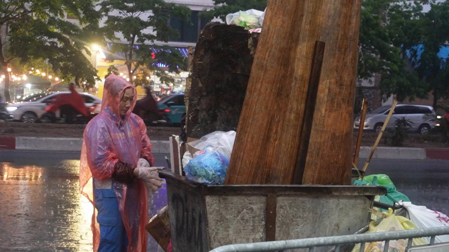Nguoi lao dong lam viec trong mua lon