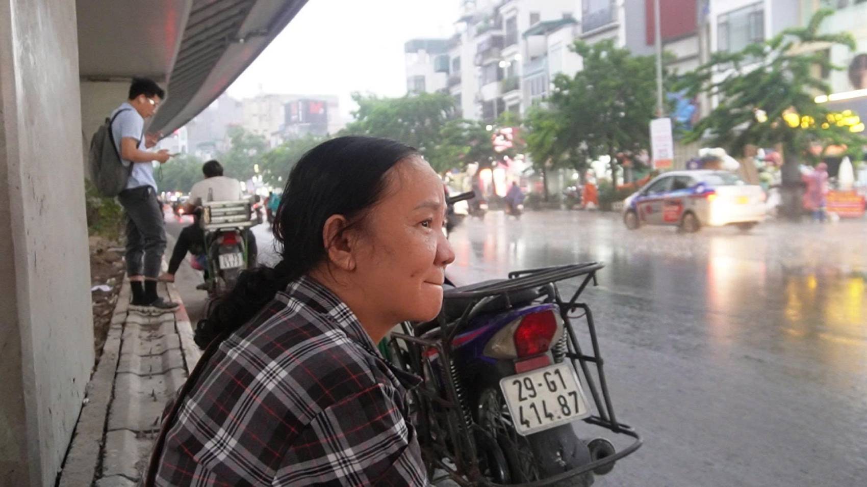 Khoang 18h15 troi bat dau mua to. Tai khu vuc Minh Khai (Hai Ba trung, Ha Noi), mua to bat chot nhieu nguoi tru mua duoi gam cau. Anh: Hanh Thom