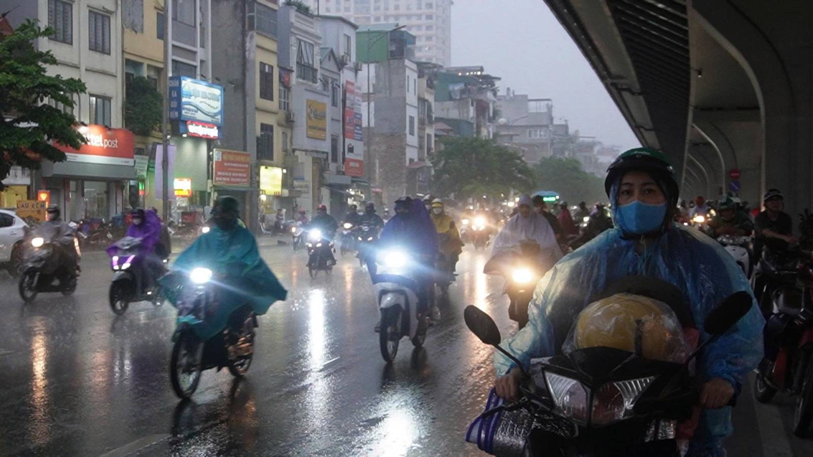 Theo Trung tam Du bao Khi tuong Thuy van Quoc gia, vung may doi dang gay mua dong tai nhieu khu vuc thuoc Ha Noi. Anh: Hanh Thom