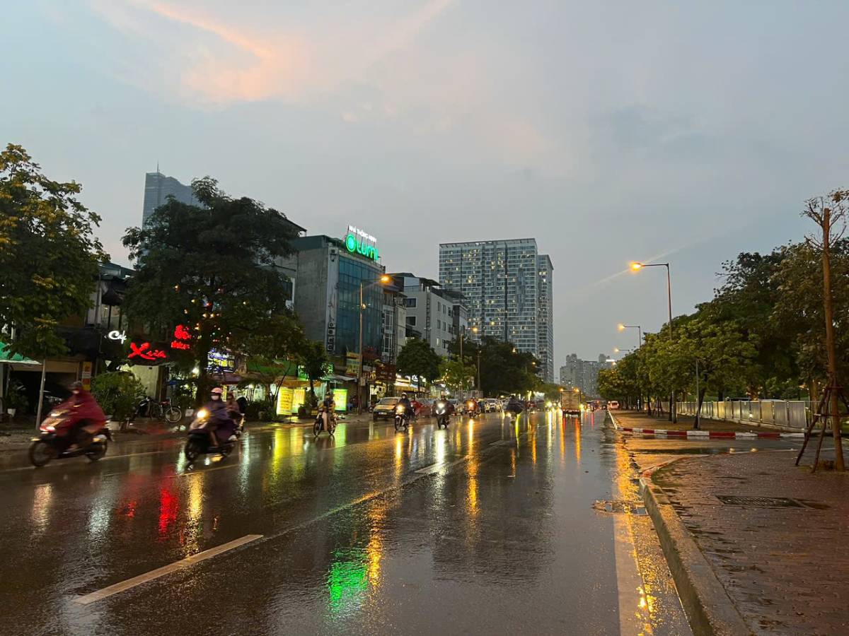 Khoang 19h, troi ngot mua, nguoi dan di chuyen thuan loi qua khu vuc Do Duc Duc (Nam Tu Liem, Ha Noi).