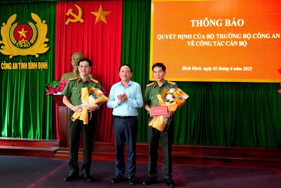 El presidente del Comite Popular de Binh Dinh, Pham Anh Tuan, dio flores, agradeciendo las contribuciones del coronel Vo Duc Nguyen (derecha) durante su tiempo de trabajo. Foto: Minh Ngoc