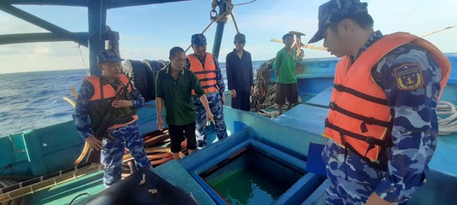 La fuerza BTL de la Guardia Costera 4 verifica los buques de pesca para ilegales. Foto: Region BTL CSB4