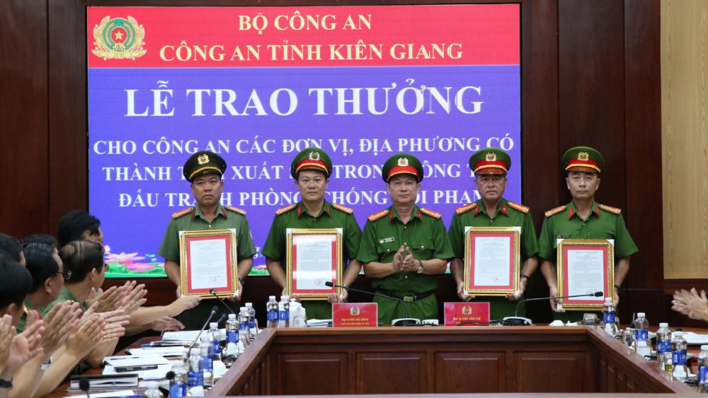 Đại tá Diệp Văn Thế - Phó Giám đốc Công an tỉnh trao Giấy khen của Giám đốc Công an tỉnh cho các tập thể có thành tích xuất sắc trong công tác đấu tranh phòng, chống tội phạm. Ảnh: Tiến Dũng

