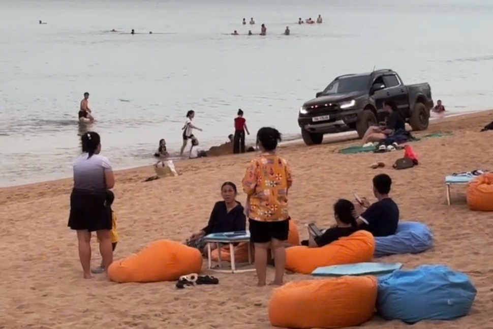 Nhiều người dân ngỡ ngàng khi thấy chiếc xe lao dọc bãi biển TP Tuy Hòa (Phú Yên). Ảnh: Minh Hằng