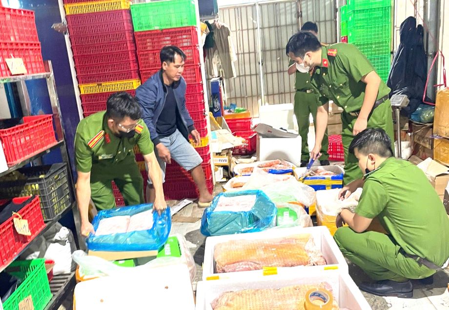Cơ quan công an kiểm tra các sản phẩm thực phẩm đông lạnh. Ảnh: Lam Hồng