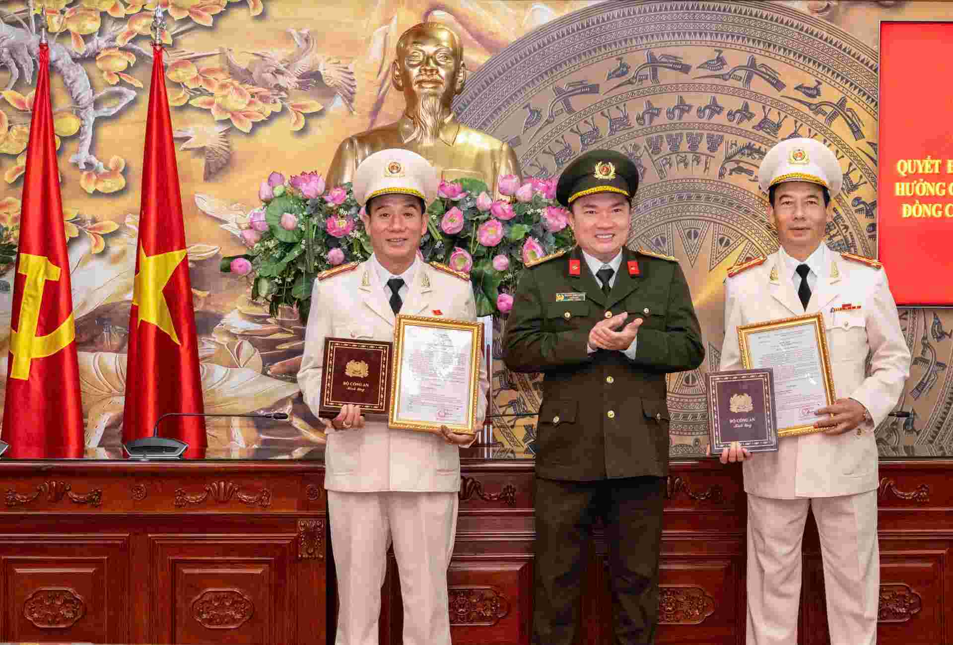 Coronel Truong Minh Duong - Director de la Policia Provincial de Lam Dong entrego la decision de retirarse a 2 directores adjuntos de la seguridad publica provincial. Foto: Lam Hong
