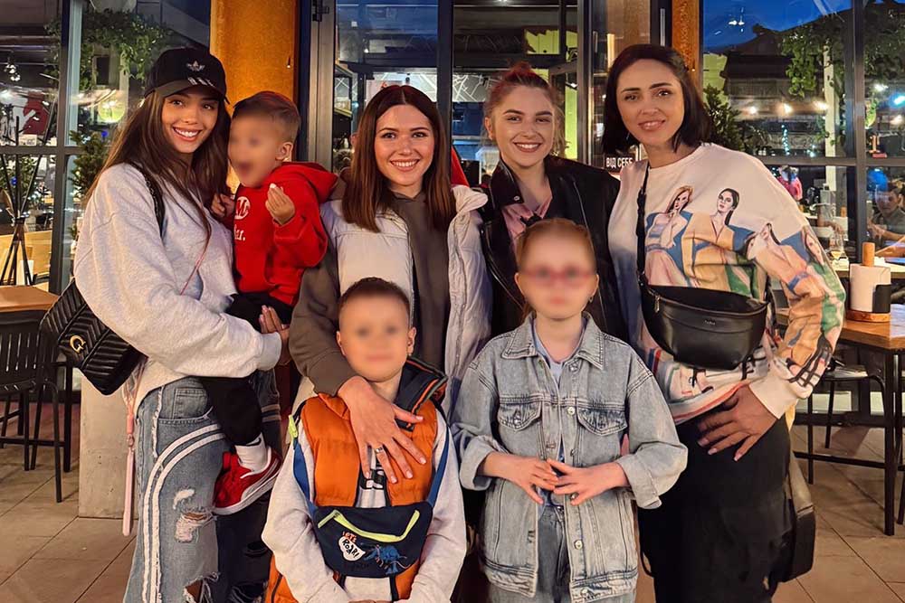 La esposa del portero Bui Tien Dung (lejos de la izquierda) disfruta del tiempo con su familia en su ciudad natal de Ucrania. Foto: personaje proporcionado