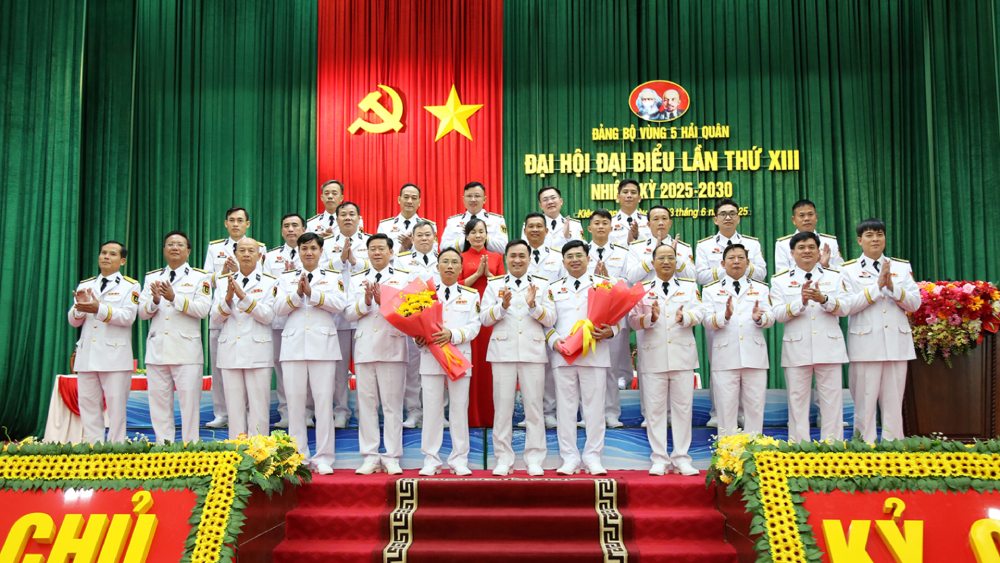 El Comite Ejecutivo del Comite del Partido de la Region 5 de la Marina para el termino 2025 - 2030 y la delegacion asistieron al Congreso Superior para lanzar el Congreso. Foto: Van Dinh