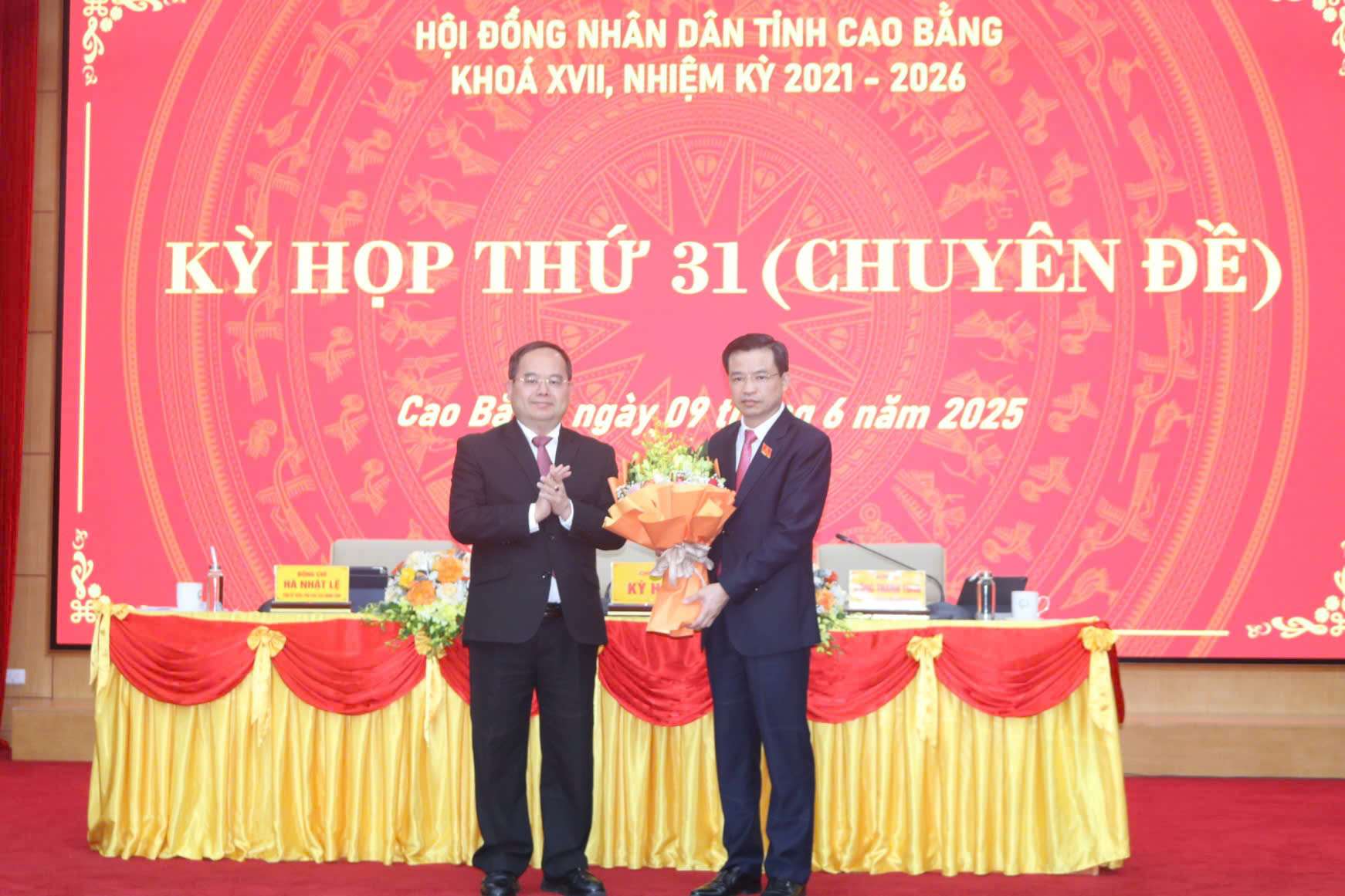 The new Chairman of the Cao Bang Provincial People's Council received congratulatory flowers. Photo: Minh Tuan
