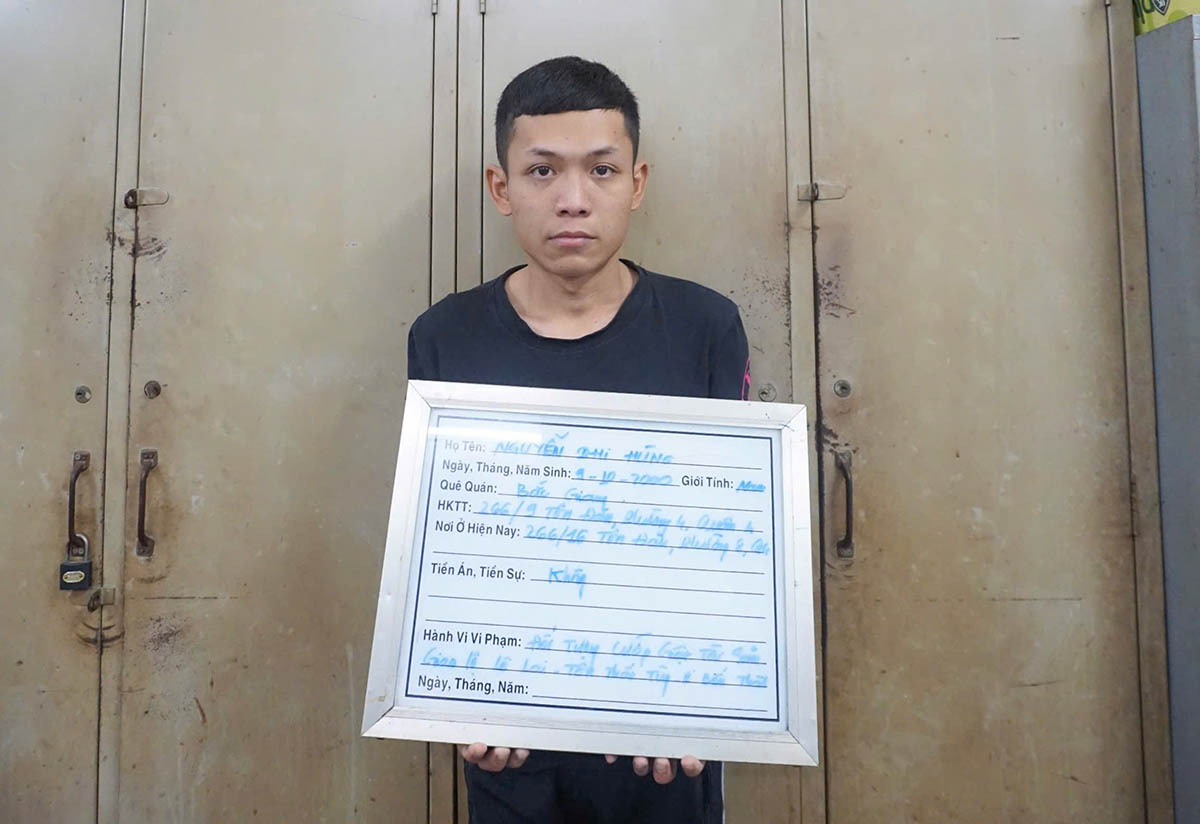 Công an TPHCM bắt giữ đối tượng Nguyễn Phi Hùng về tội cướp giật tài sản chỉ sau 10 giờ gây án. Ảnh: Công an cung cấp