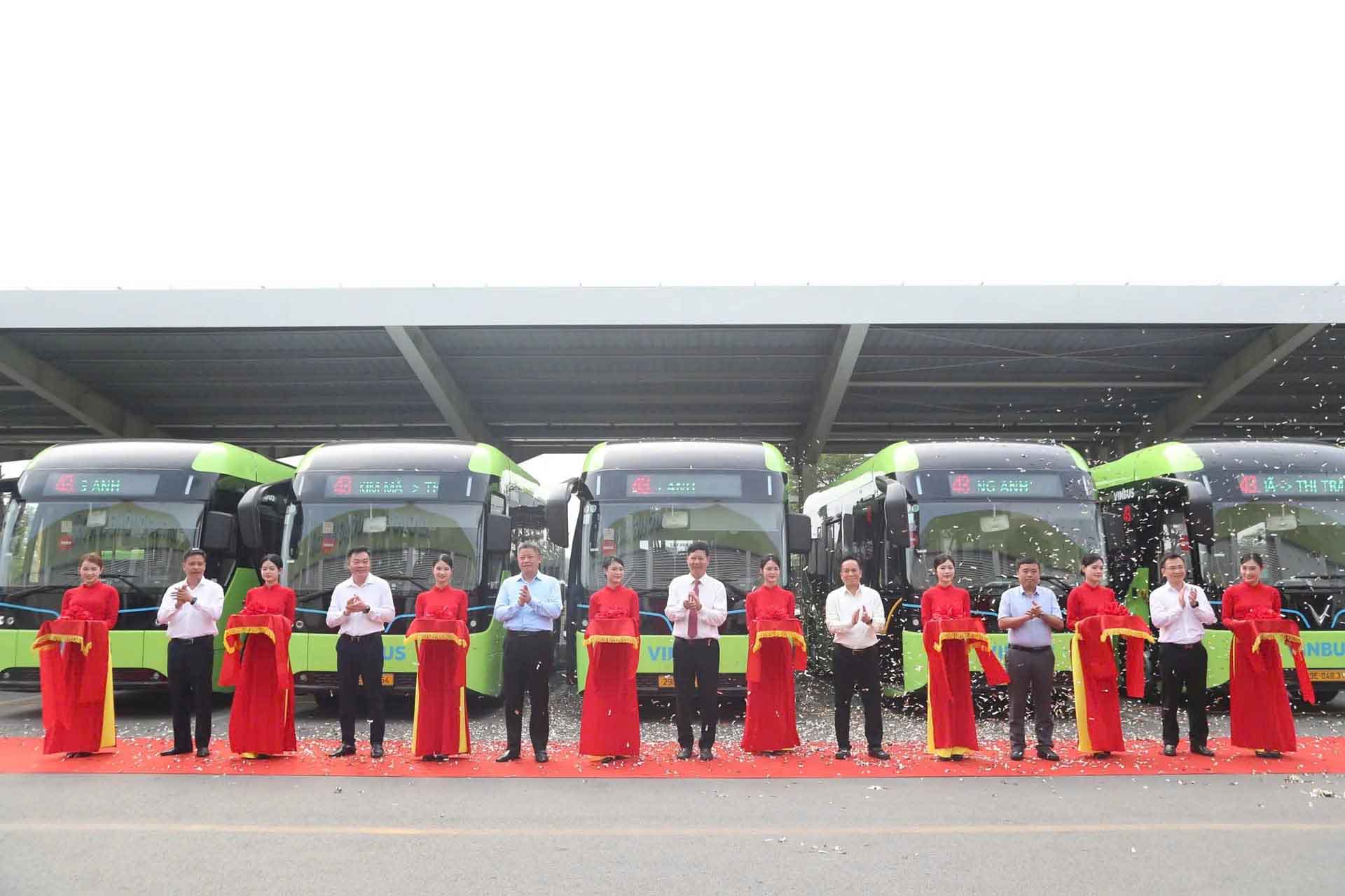 Leaders of the Hanoi People's Committee and representatives of departments, branches and sectors cutting the ribbon to launch the No. 43 electric bus route. Photo: Pham Van