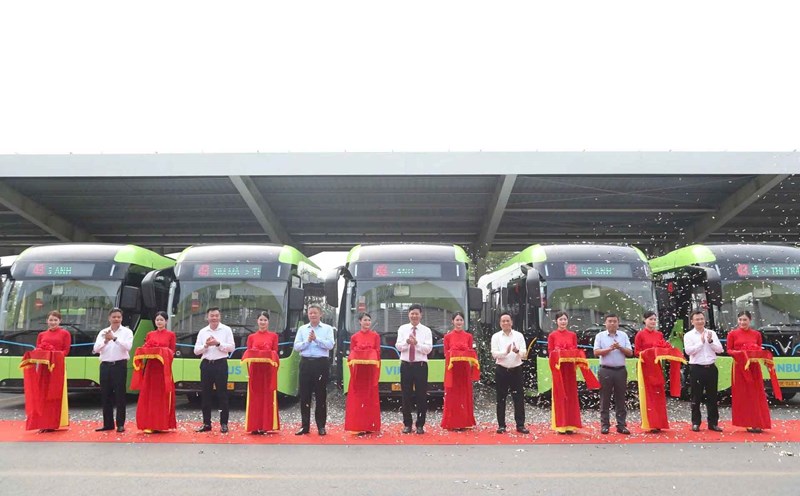 Leaders of the Hanoi People's Committee and representatives of departments, branches and sectors cutting the ribbon to launch the No. 43 electric bus route. Photo: Pham Van