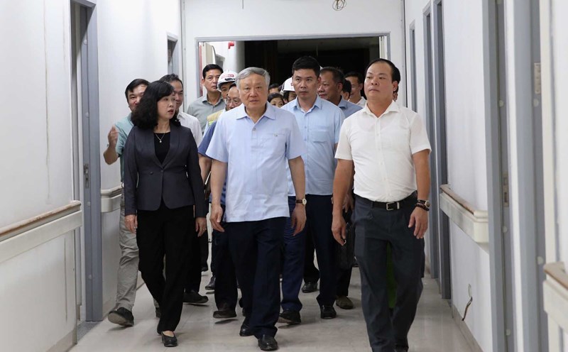 Politburo member and Permanent Deputy Prime Minister Nguyen Hoa Binh requested the immediate recruitment and training of doctors and medical staff for Bach Mai Hospital, Facility 2. Photo: VGP/Nguyen Hoang.
