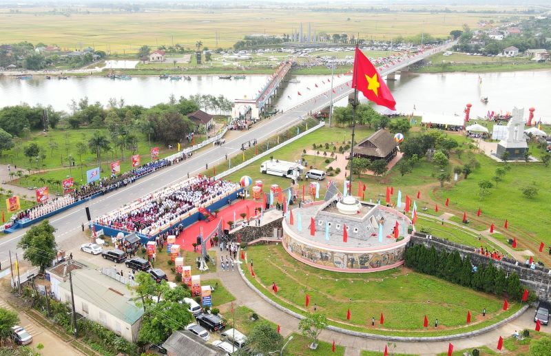 Se acuerda el proyecto del museo ubicado en el area especial del Monumento Nacional de Hien Luong - Ben Hai, donde hay un asta de asta. Foto: Colgada