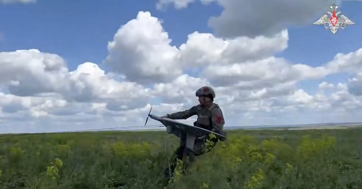 Los soldados rusos se estan preparando para lanzar UAV para atacar a Ucrania. Foto: Corte del video del Ministerio de Defensa