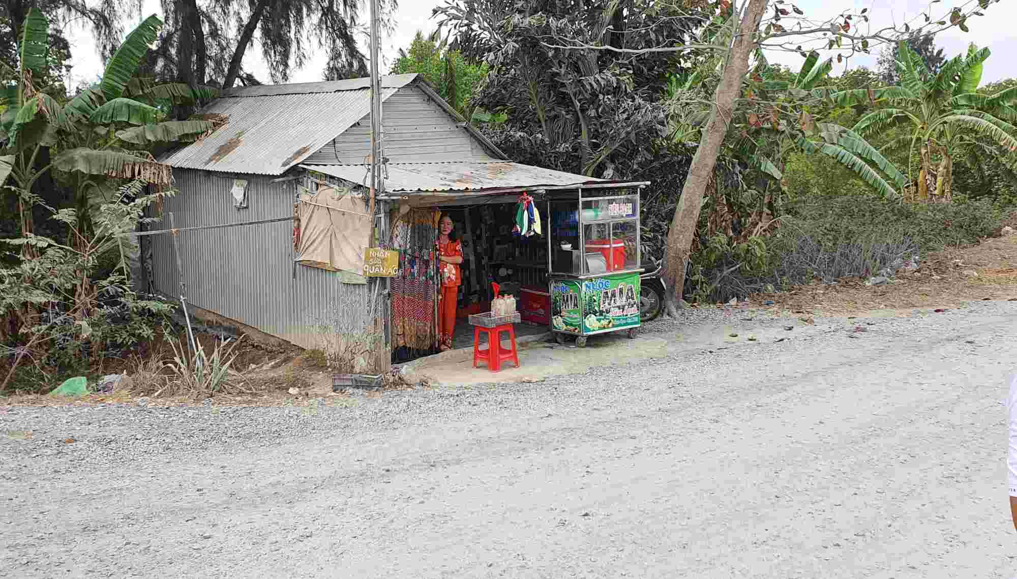 Một hàng quán xây dựng tạm, lấn chiếm đê biển Đông Bạc Liêu.
 Ảnh: Nhật Hồ